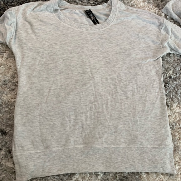 Yogalicious Split Hem Gray Pull over Top size Medium - Picture 3 of 15